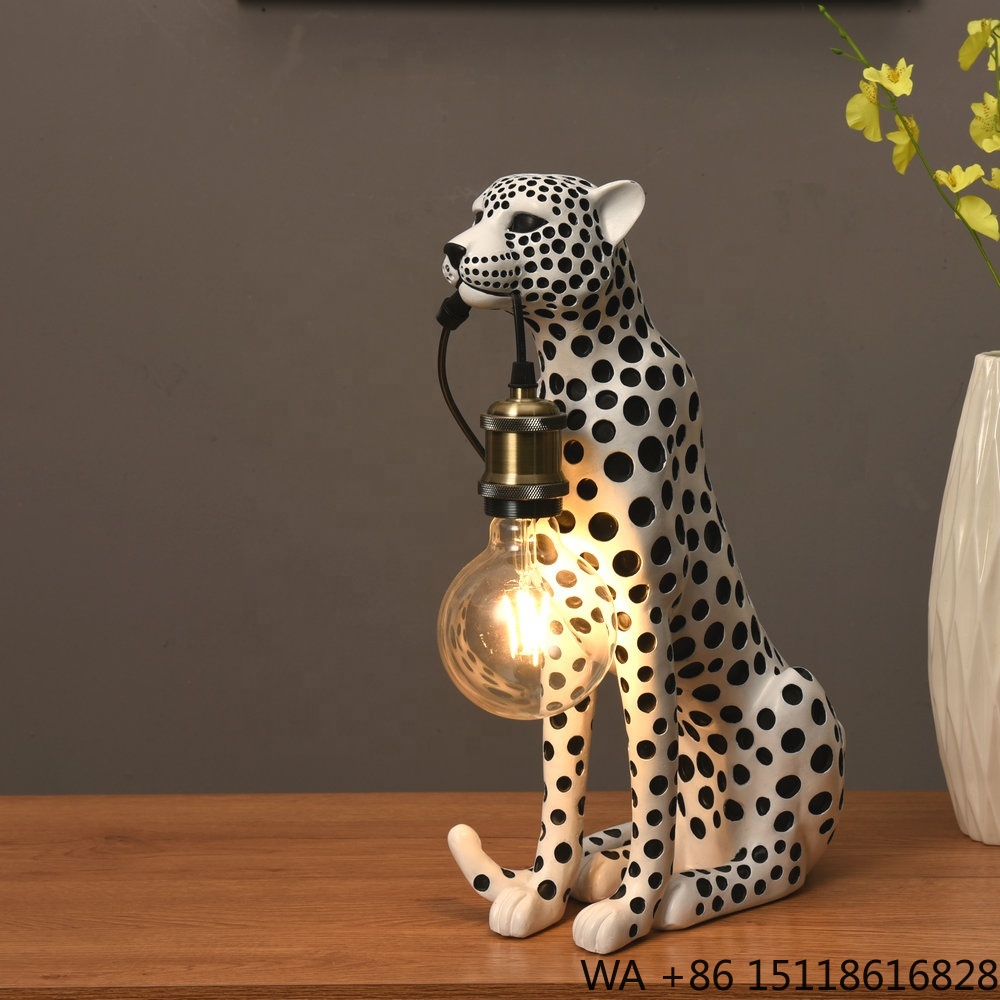 Resin Art Sculptures - ประติมากรรมเรซินรูปเสือดาวศิลปะสมัยใหม่ ของตกแต่งบ้านสุดหรู รูปปั้นเสือชีตาห์พร้อมโคมไฟตั้งโต๊ะสำหรับโรงแรม สำนักงาน และห้องนั่งเล่น